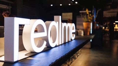 Realme Представила Самую Быструю в Мире Зарядку для Смартфонов — 320 Вт